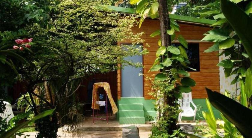 Oyo 1163 Eden Hostel Phuket Exterior foto